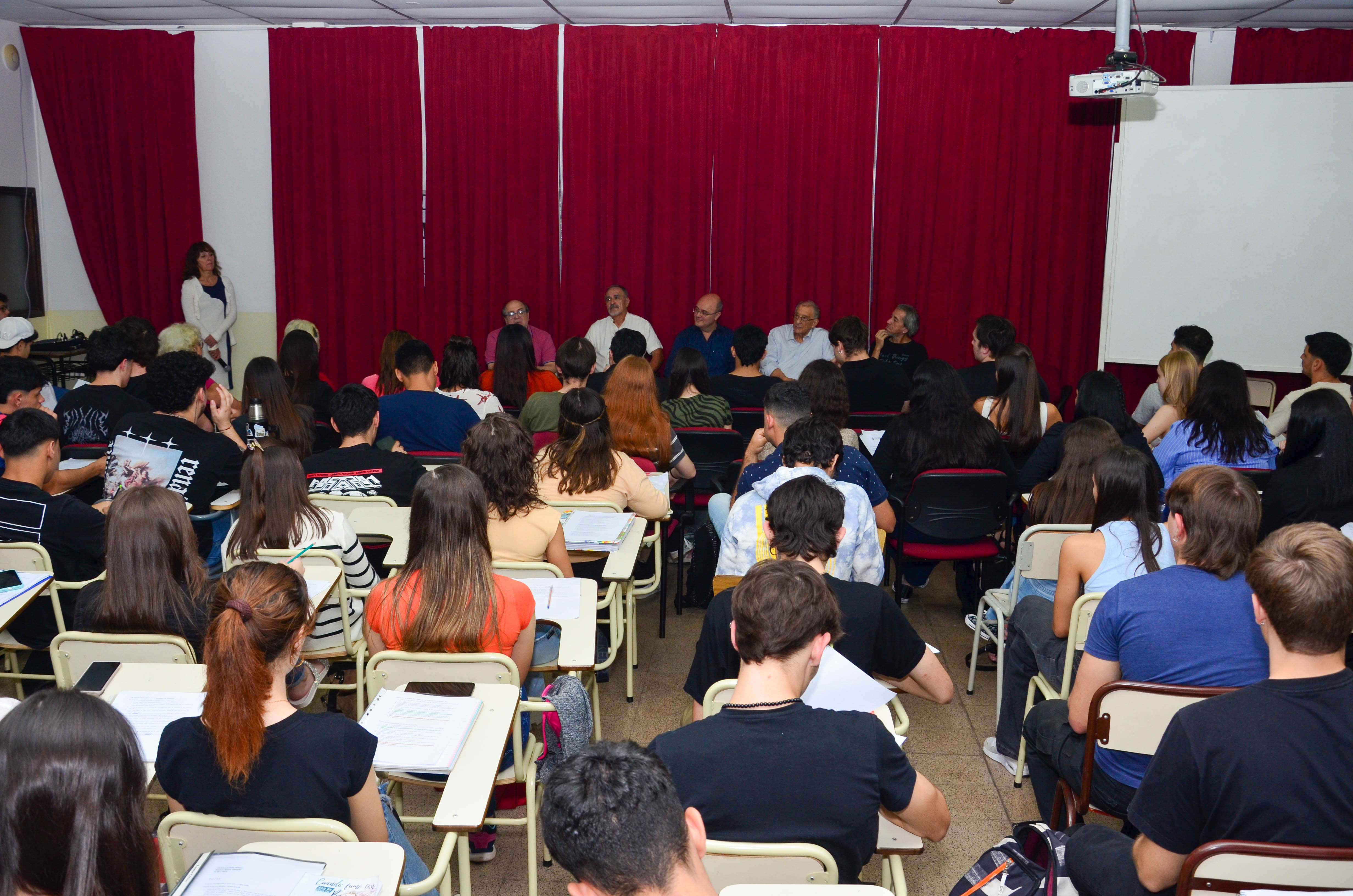 VIII Encuentro “La Universidad charla con escritores”: Un diálogo literario enriquecedor